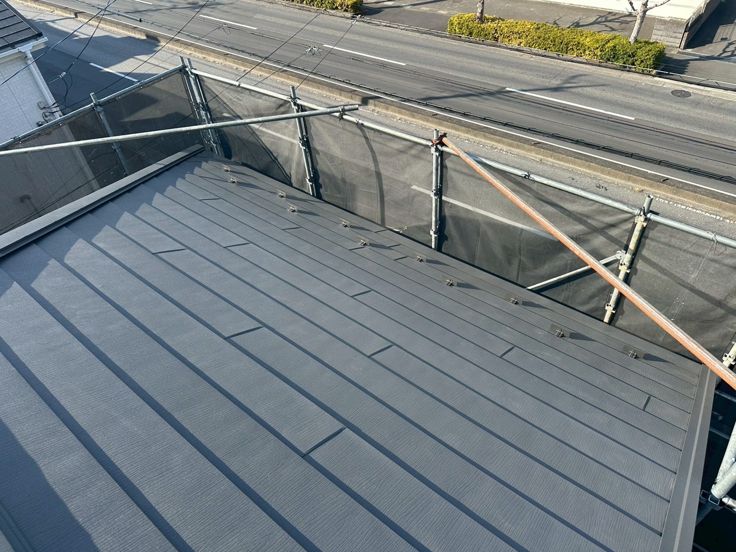 本体葺き作業と固定金具の設置